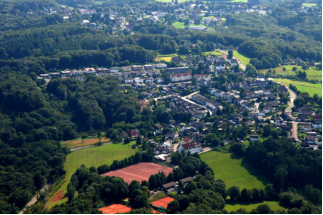 Tennispltze und Fuballplatz im Vordergrund