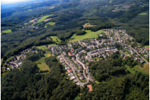 Bolzplatz in der Paulusstrae im Vordergrund