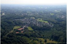 Tennispltze und Fuballplatz im Vordergrund
